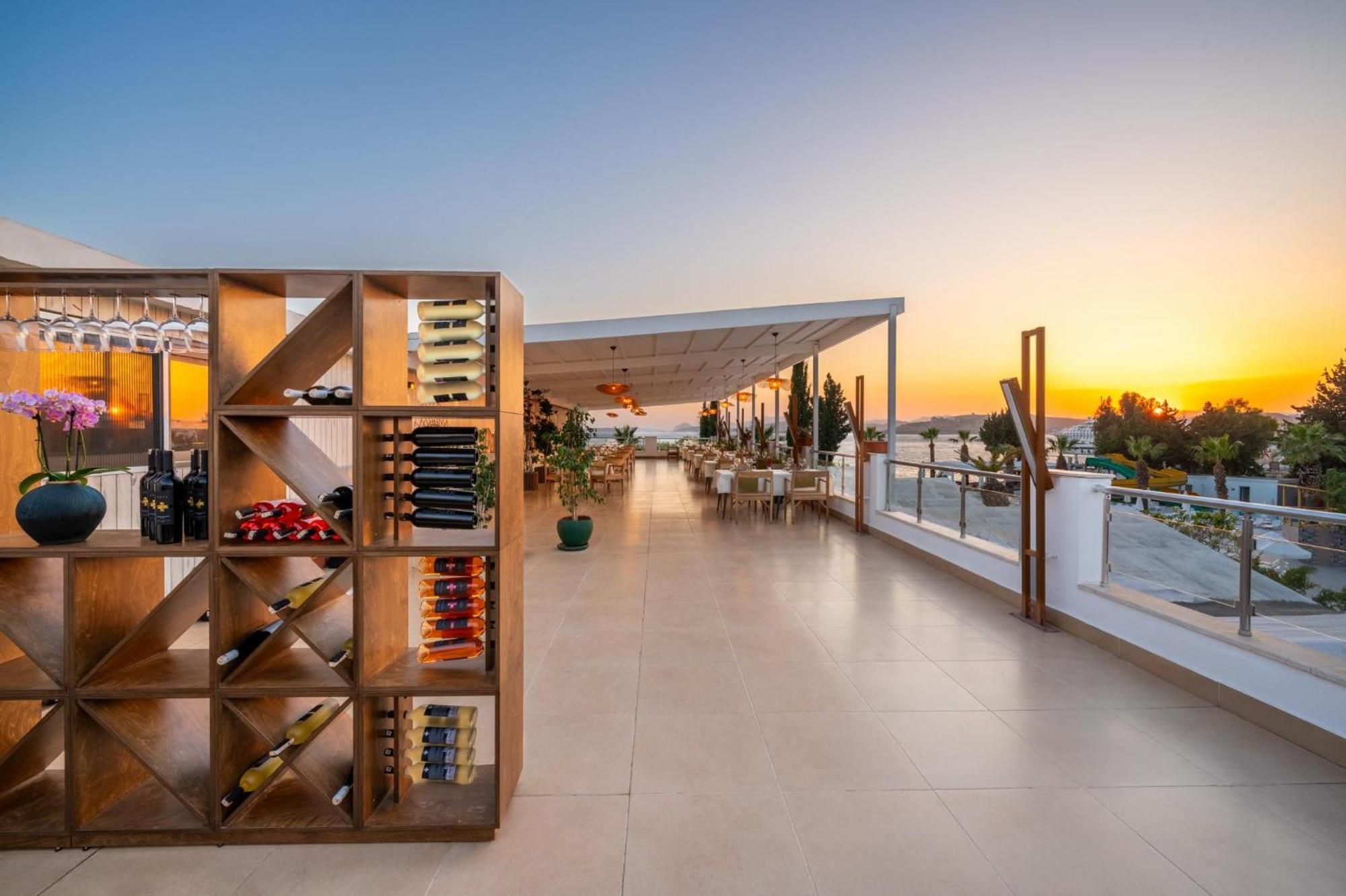 Labranda Tmt Bodrum Exterior photo The rooftop bar at the hotel