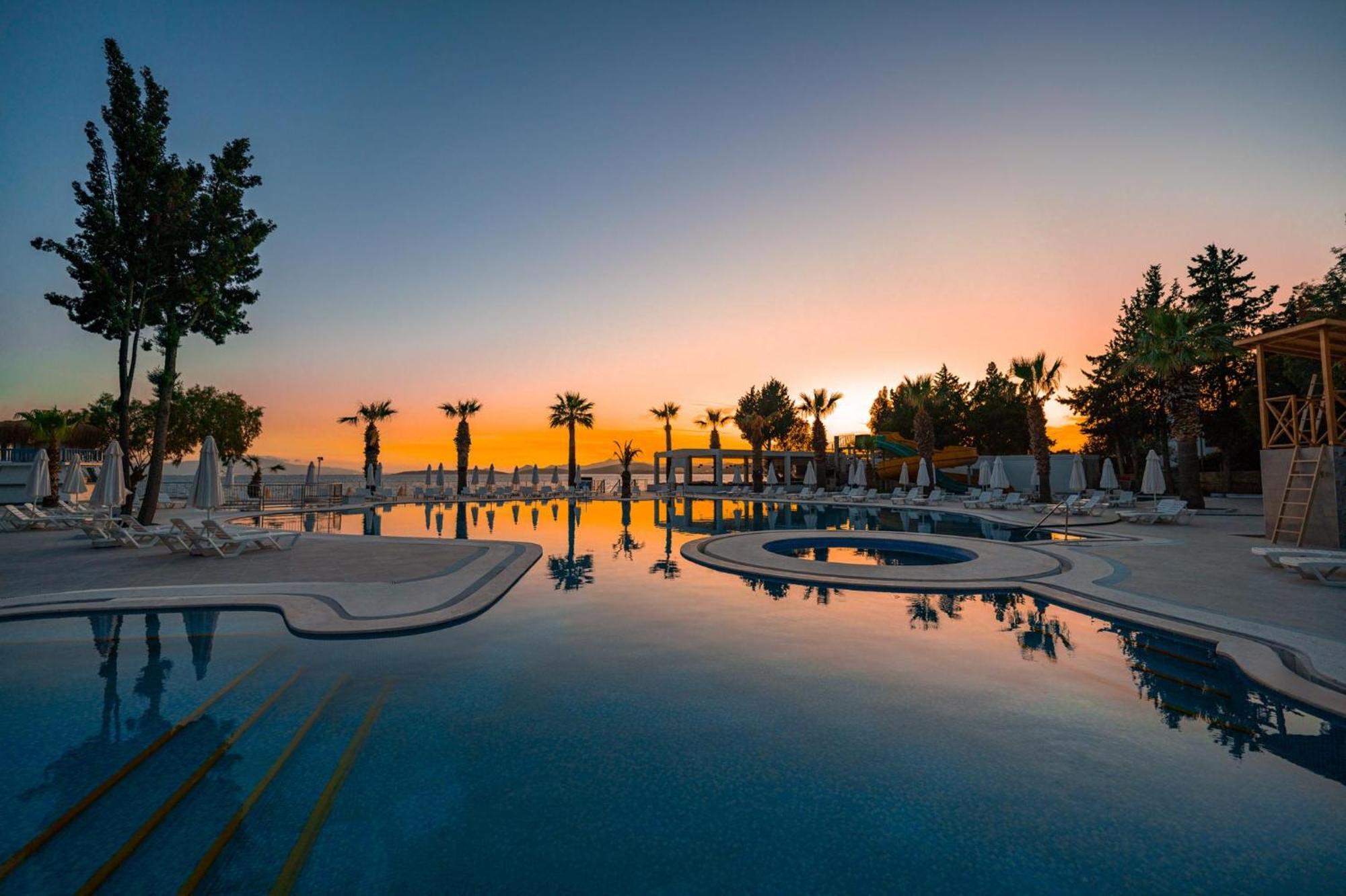 Labranda Tmt Bodrum Exterior photo Sunset at the pool